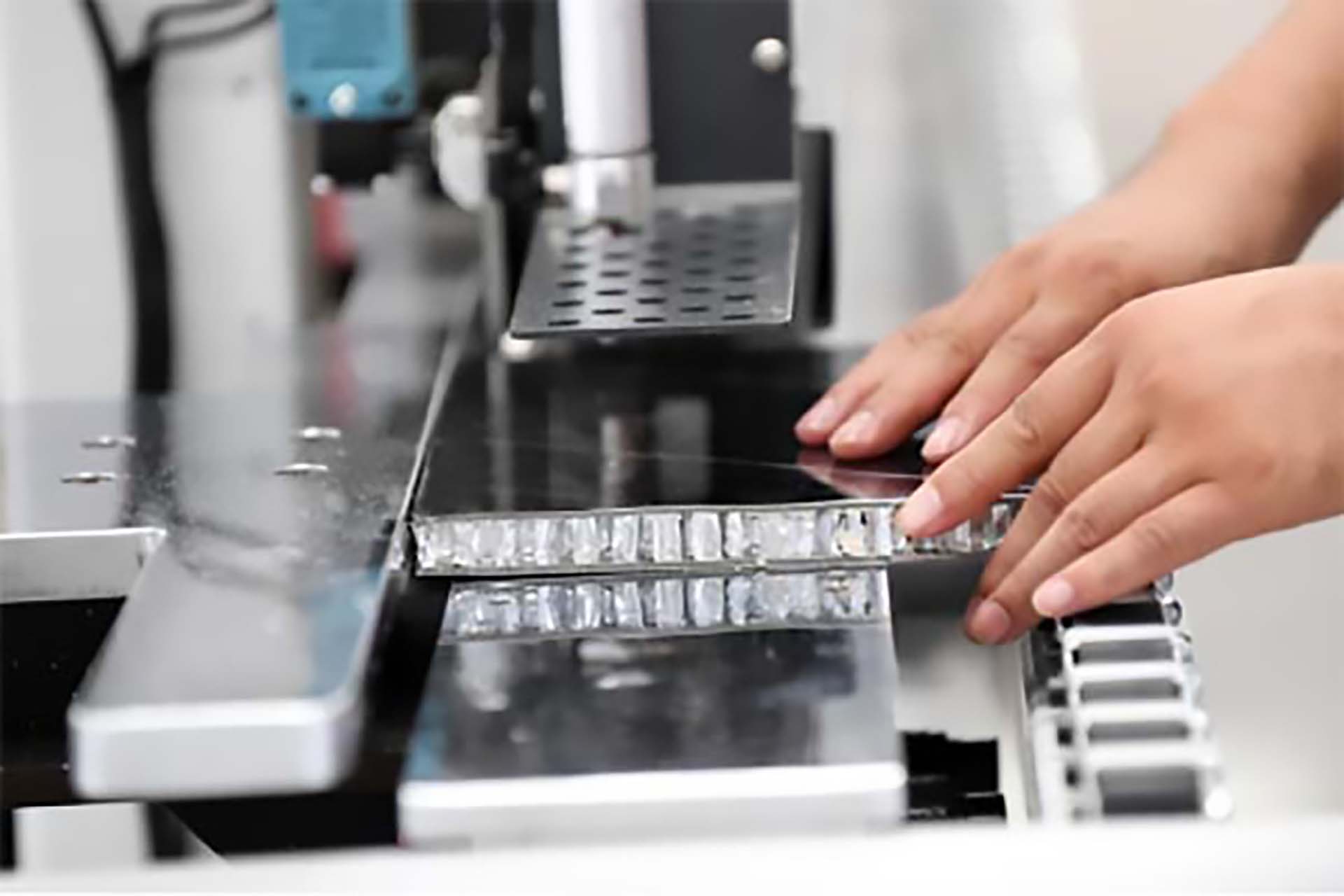 Quy trình thi công tấm nhôm tổ ong