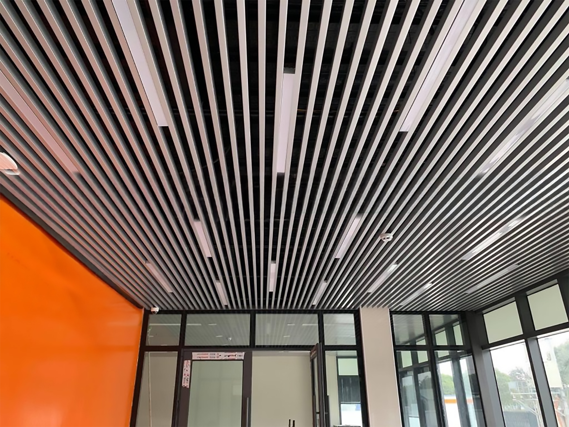 Trần nhôm U văn phòng