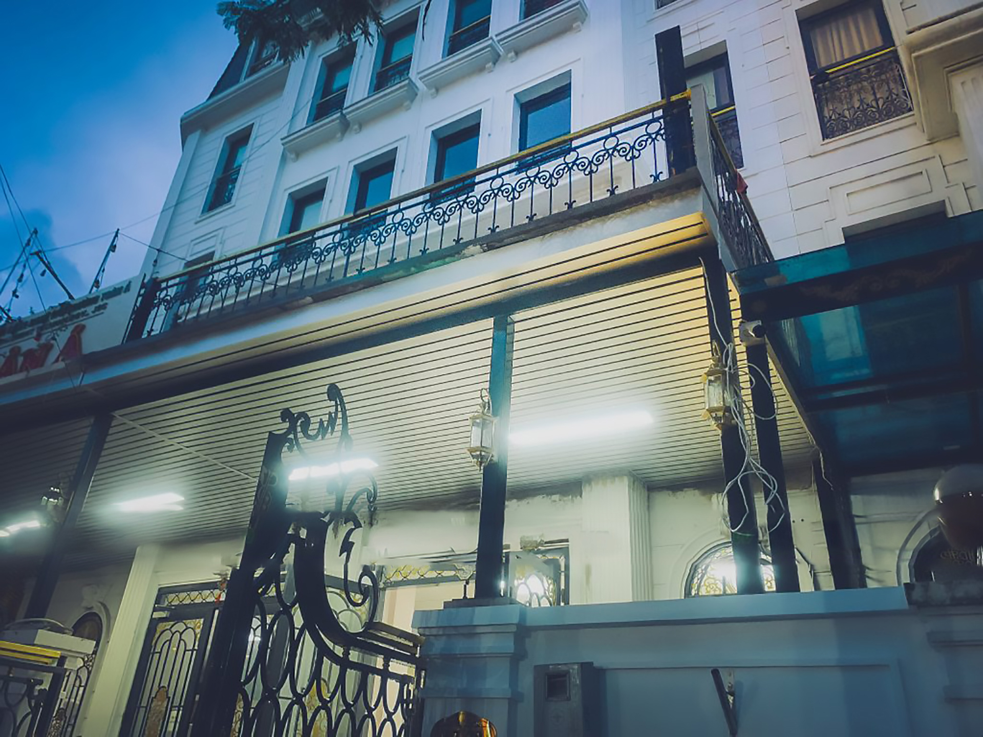 Trần nhôm G100 mái hiên biệt thự