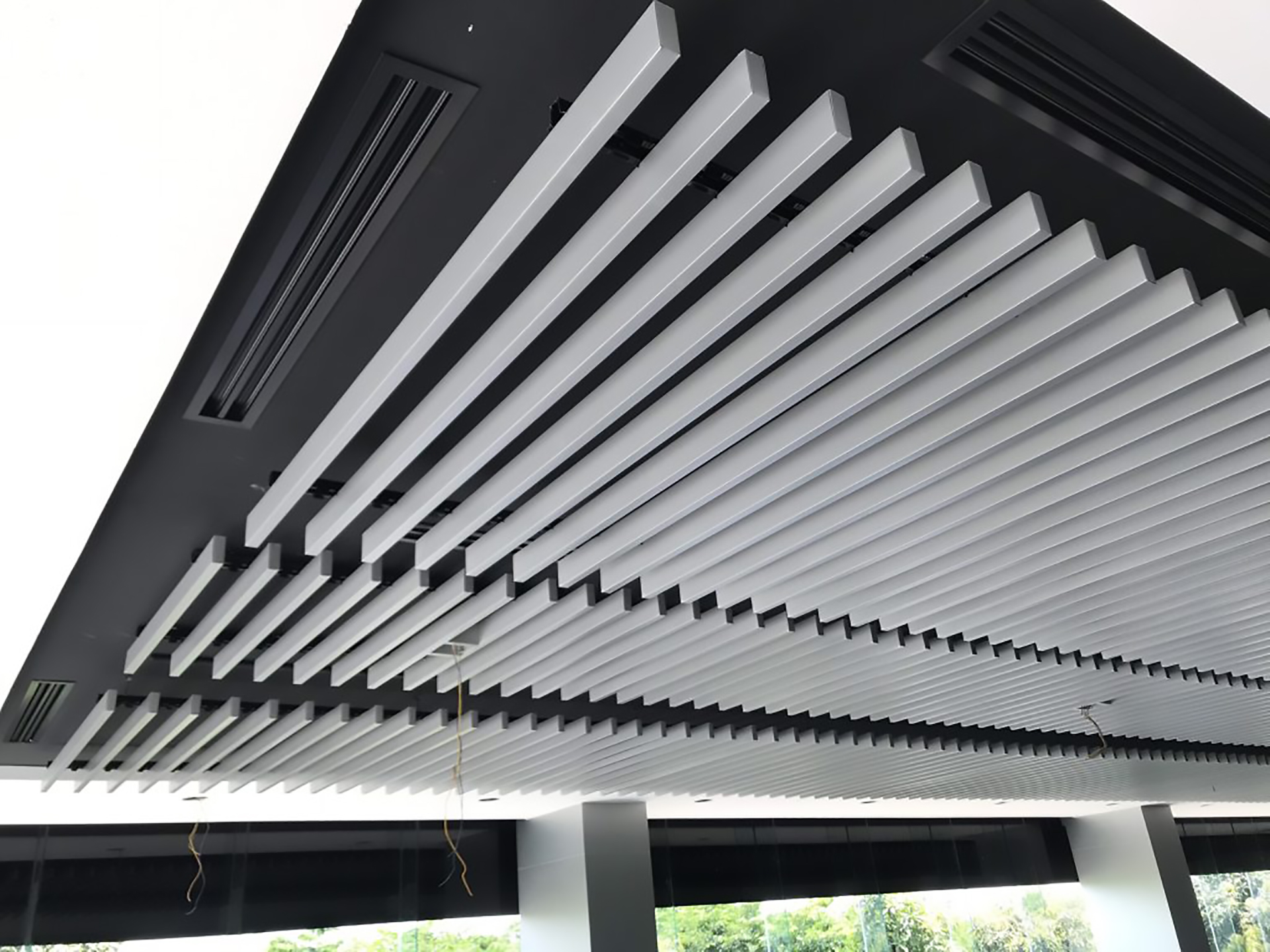 Trần nhôm U tại showroom