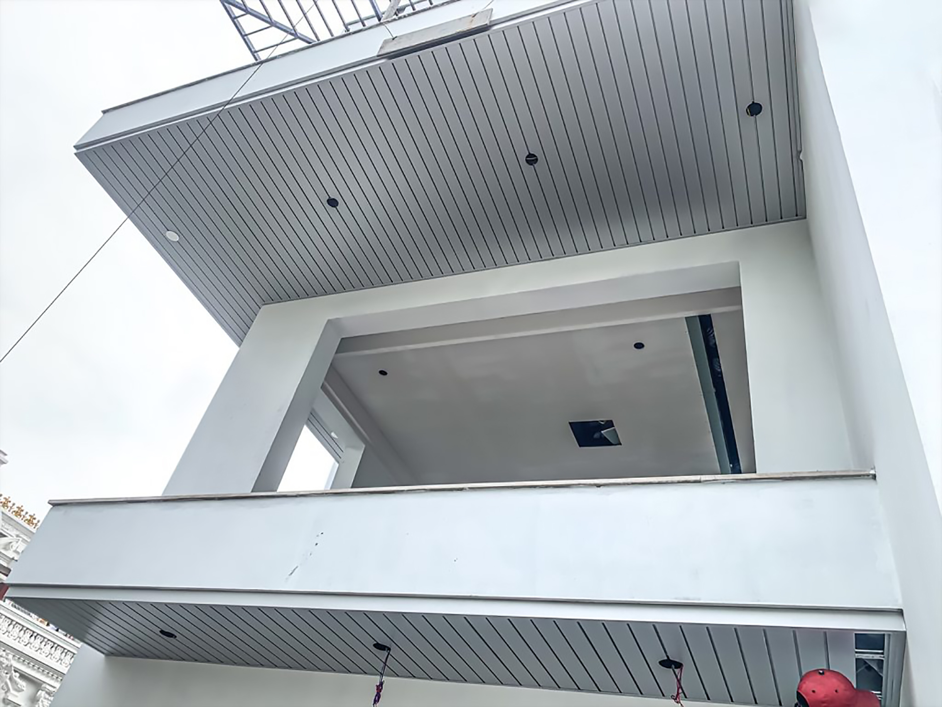 Trần nhôm G100 ghi sáng tại biệt thự nhà vườn KĐT Việt Hưng, Long Biên, Hà Nội